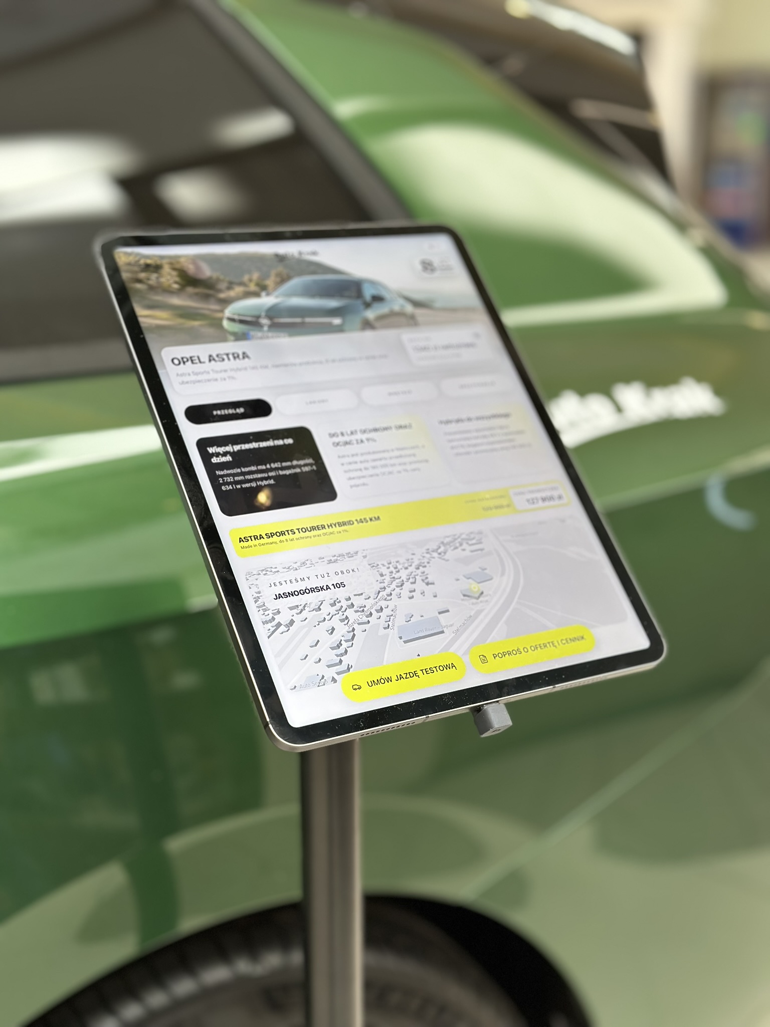 Ekran urządzenia Salespad przy samochodzie Opel Astra w Galerii Bronowice, kampania Auto Krak