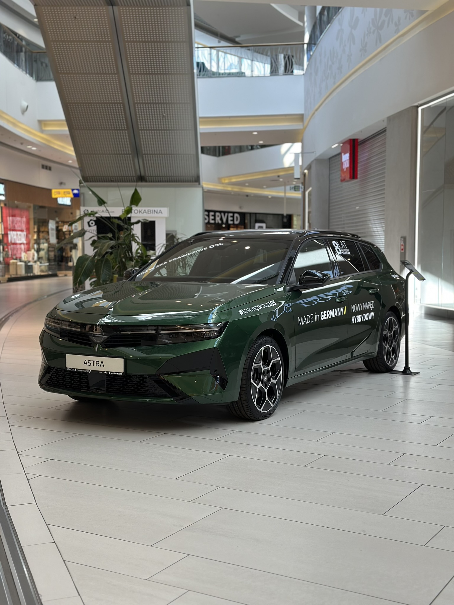 Opel Astra i stojak Salespad na ekspozycji Auto Krak w Galerii Bronowice