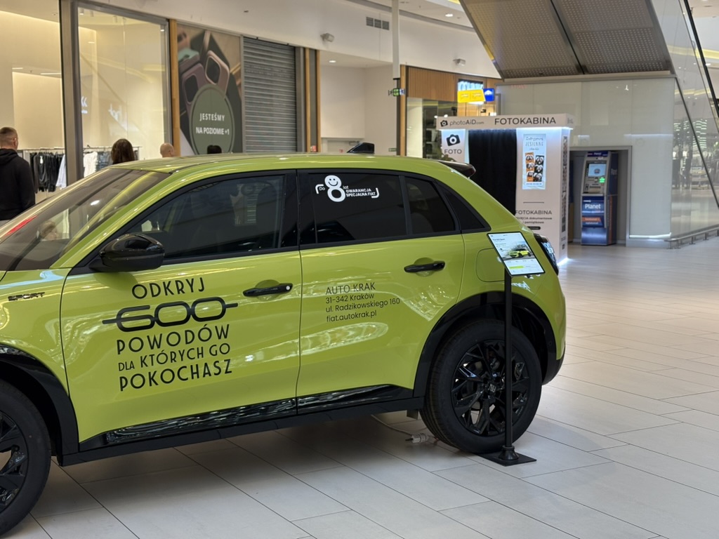Fiat 600 i stojak Salespad na ekspozycji Auto Krak w Galerii Bronowice