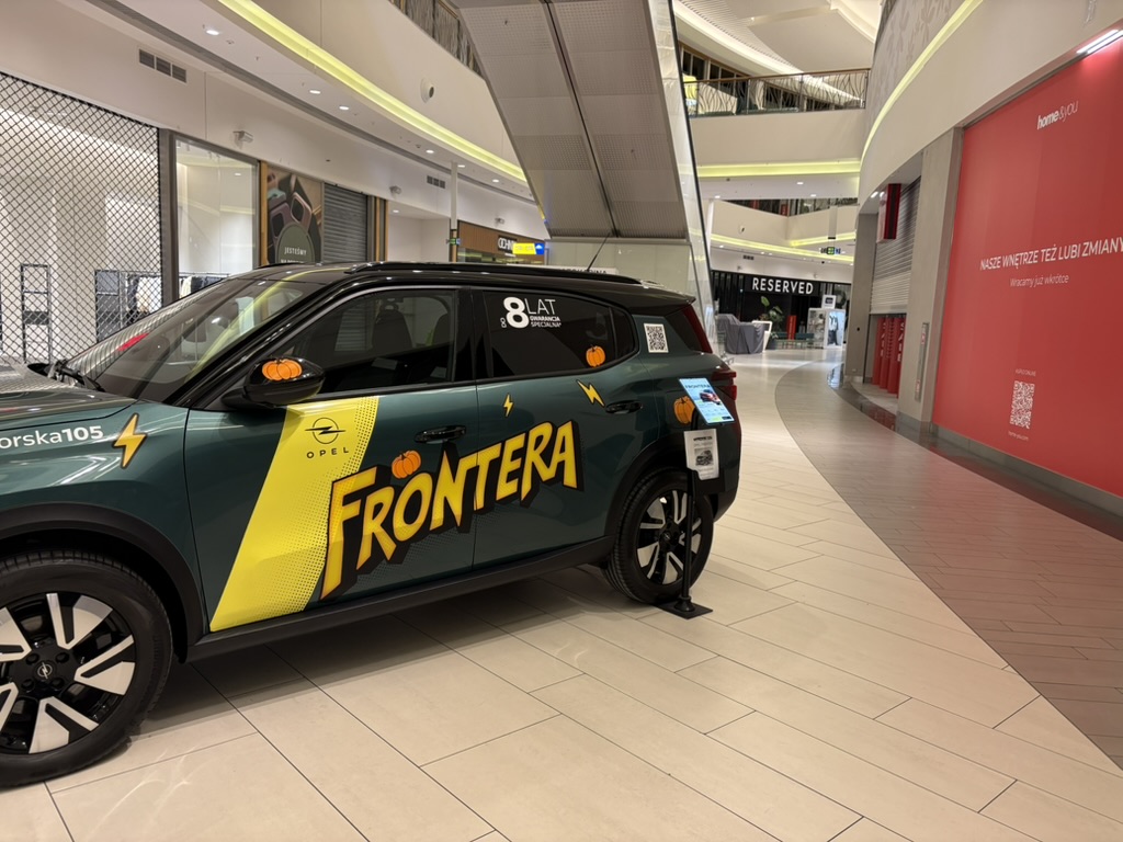 Opel Frontera i stojak Salespad na ekspozycji Auto Krak w Galerii Bronowice